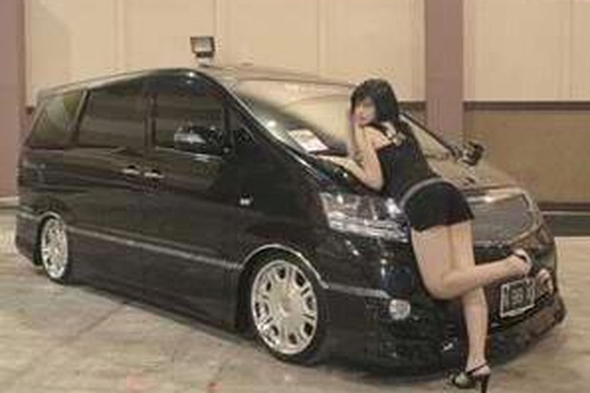 Bodi Moulding dibentuk dengan  kristal 