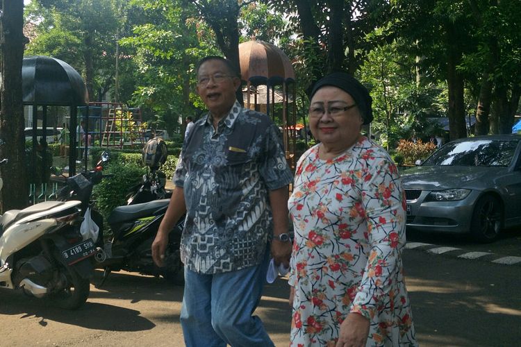 Menko Perekonomian Darmin Nasution bersama istri datang ke TPS 20, Komplek Liga Mas Pancoran, Jakarta, Rabu (17/4/2019)