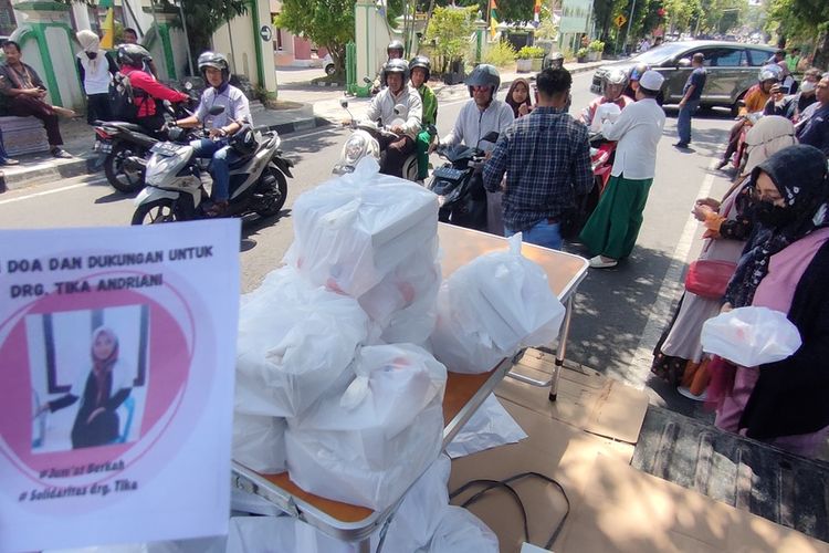 Aksi bagi nasi kotak gratis di Jalan Sugiman, jalan raya depan Kantor Kejaksaan Negeri Wates, Kulon Progo, Daerah Istimewa Yogyakarta. Aksi ini sebagai dukungan pada seorang dokter gigi dengan klinik di Pengasih, yang jadi korban kekerasan dalam rumah tangga (KDRT).