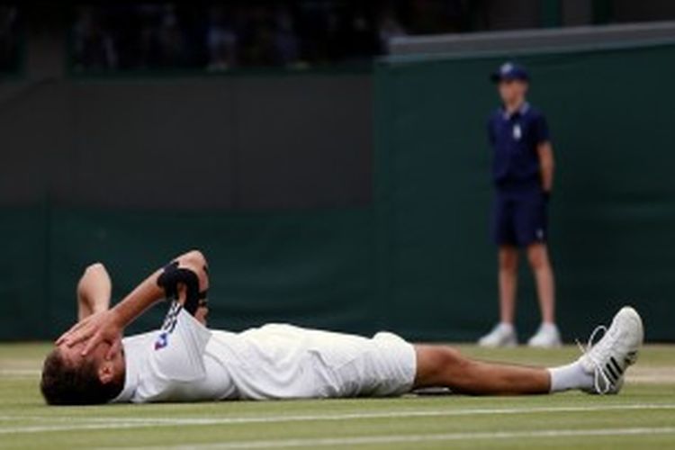 Petenis Polandia, Jerzy Janowicz menjatuhkan diri di lapangan rumput Court 1, setelah memastikan diri lolos ke semifinal turnamen Grand Slam Wimbledon. Janowicz menang atas sesama petenis Polandia, Lukasz Kubot, 7-5 6-4 6-4.