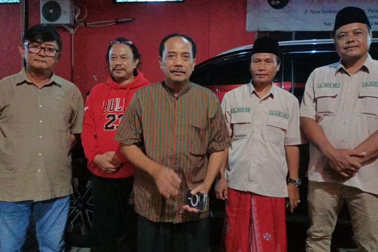 Ketua DPC PDI Perjuangan Kabupaten Nganjuk, Tatit Heru Tjahjono (tengah), saat memberikan keterangan ke wartawan, Rabu (27/11/2024) malam