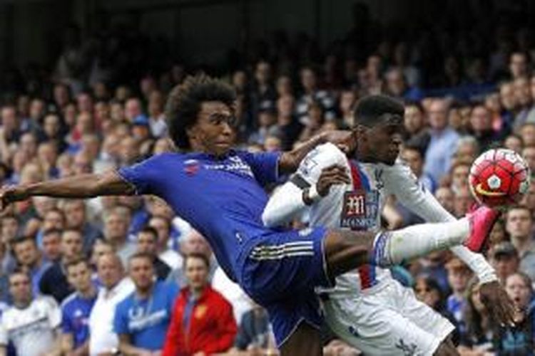 Willian beradu dengan Wilfried Zaha saat Chelsea menjamu Crystal Palace, Sabtu (29/8/2015). 