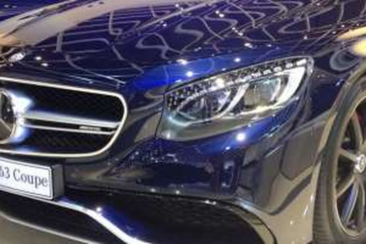 Mercedes-AMG S 63 Coupe mengandung berlian di bagian Head Light.