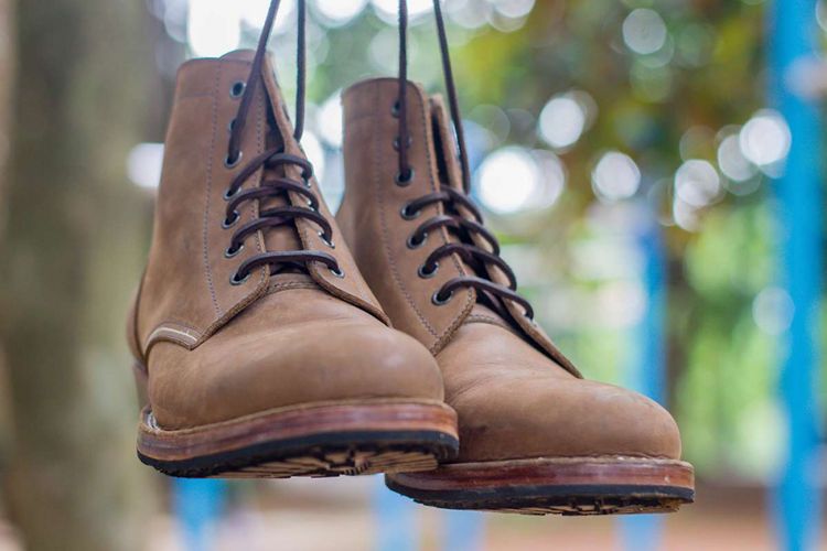 Boots Renav x Johan Malik yang memakai konstruksi goodyear, salah satu koleksi yang dimiliki Renav Goods Co, Tangerang, Rabu (13/2/2019). Renav merupakan salah satu pegiat industri kreatif lokal di bidang sepatu boots dan aksesori kulit yang berhasil menembus pasar internasional.