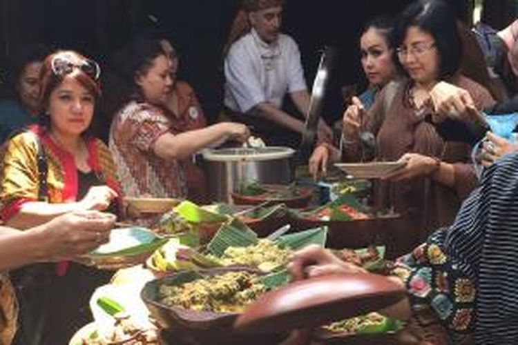 Peserta tur Warisan Budaya Bengawan Solo menikmati menu khas Klaten seperti ayam panggang dan buntil saat berkunjung ke Pedan, Klaten, Jawa Tengah.