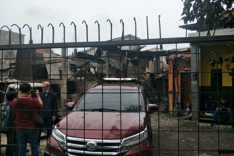Mobil milik warga tak ikut terbakar saat kebakaran Depo Pertamina Plumpang meski terparkir dekat lokasi kejadian, Sabtu (4/3/2023).