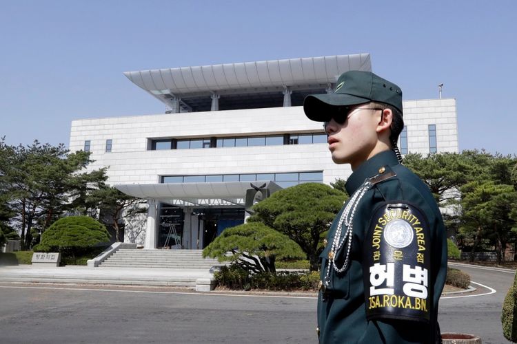 Seorang tentara Korea Selatan berdiri di luar The Peace House, gedung untuk pertemuan puncak.