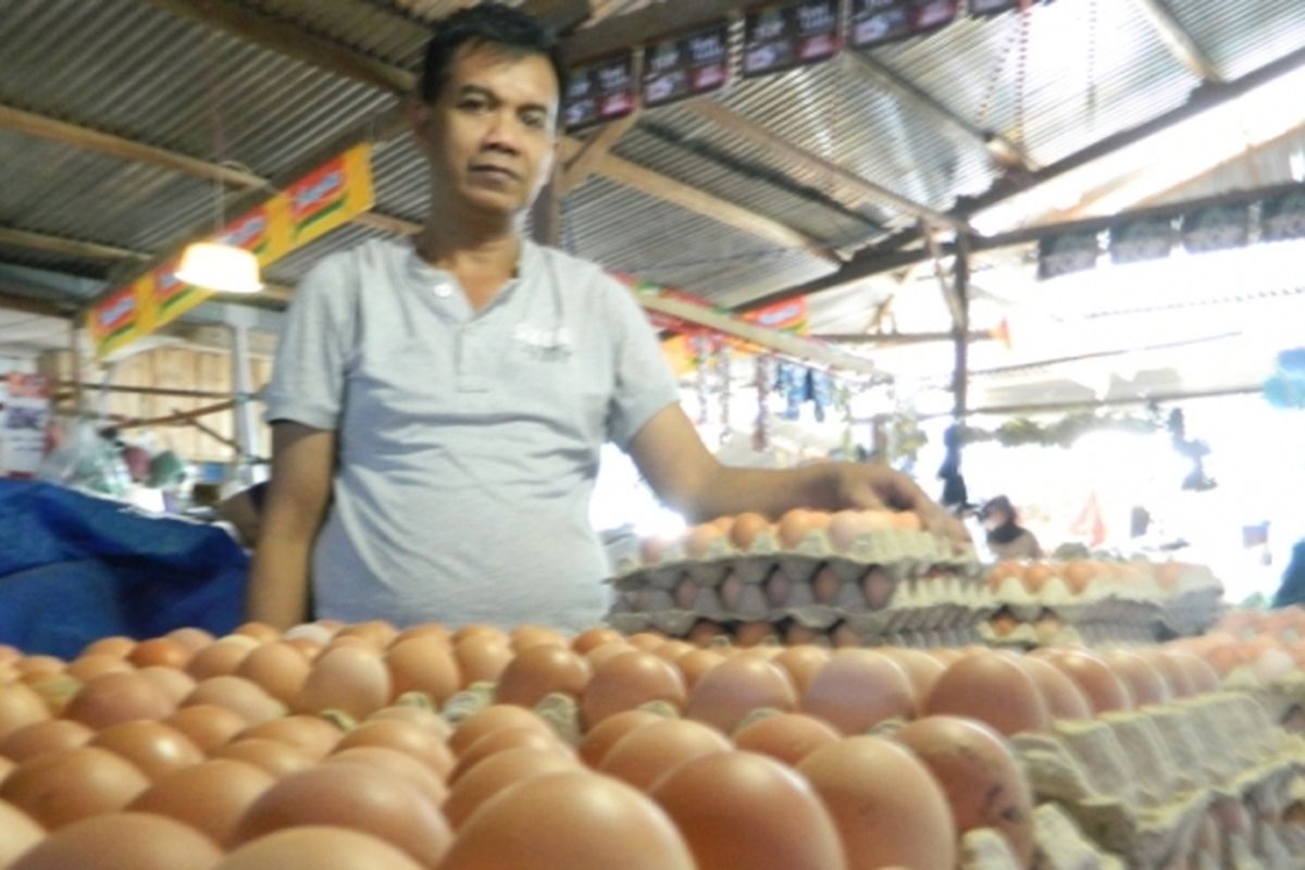 pedagang telur ini mengeluh karena harga telur yang merangkak naik.