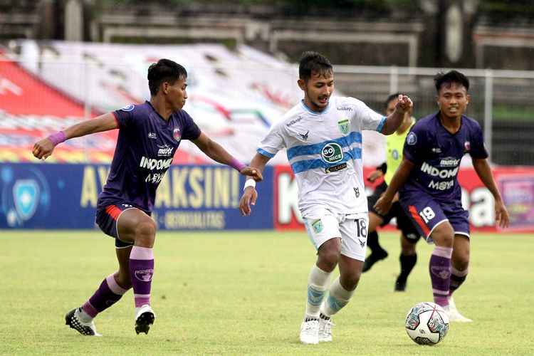 Pemain Persela Lamongan Gian Zola dijaga ketat dua pemain Persita Tangerang pada pertandingan pekan 19 Liga 1 2021-2022 yang berakhir dengan skor 3-0 di Stadion I Gusti Ngurah Rai Denpasar, Bali, Selasa (11/1/2021) sore.