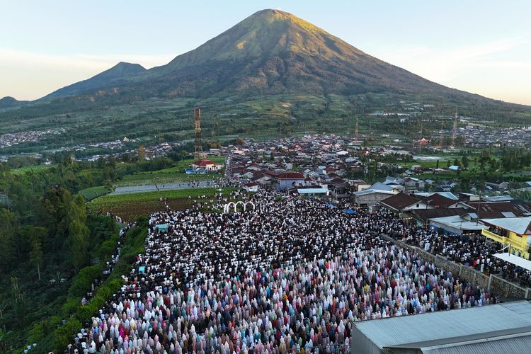 Suasana Lapangan Garung Wonosobo Saat Shalat Idul Adha, Jumat (6/6/2025).