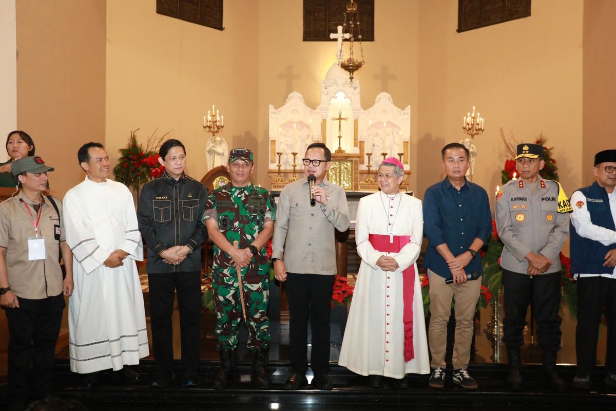 Pastikan Perayaan Natal Berlangsung Lancar, Wamendagri Bima Arya Tinjau Sejumlah Gereja di Bandung