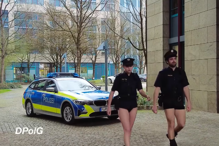 Tangkapan layar unggahan instagram polisi Jerman yang protes terkait kelangkaan seragam polisi. 