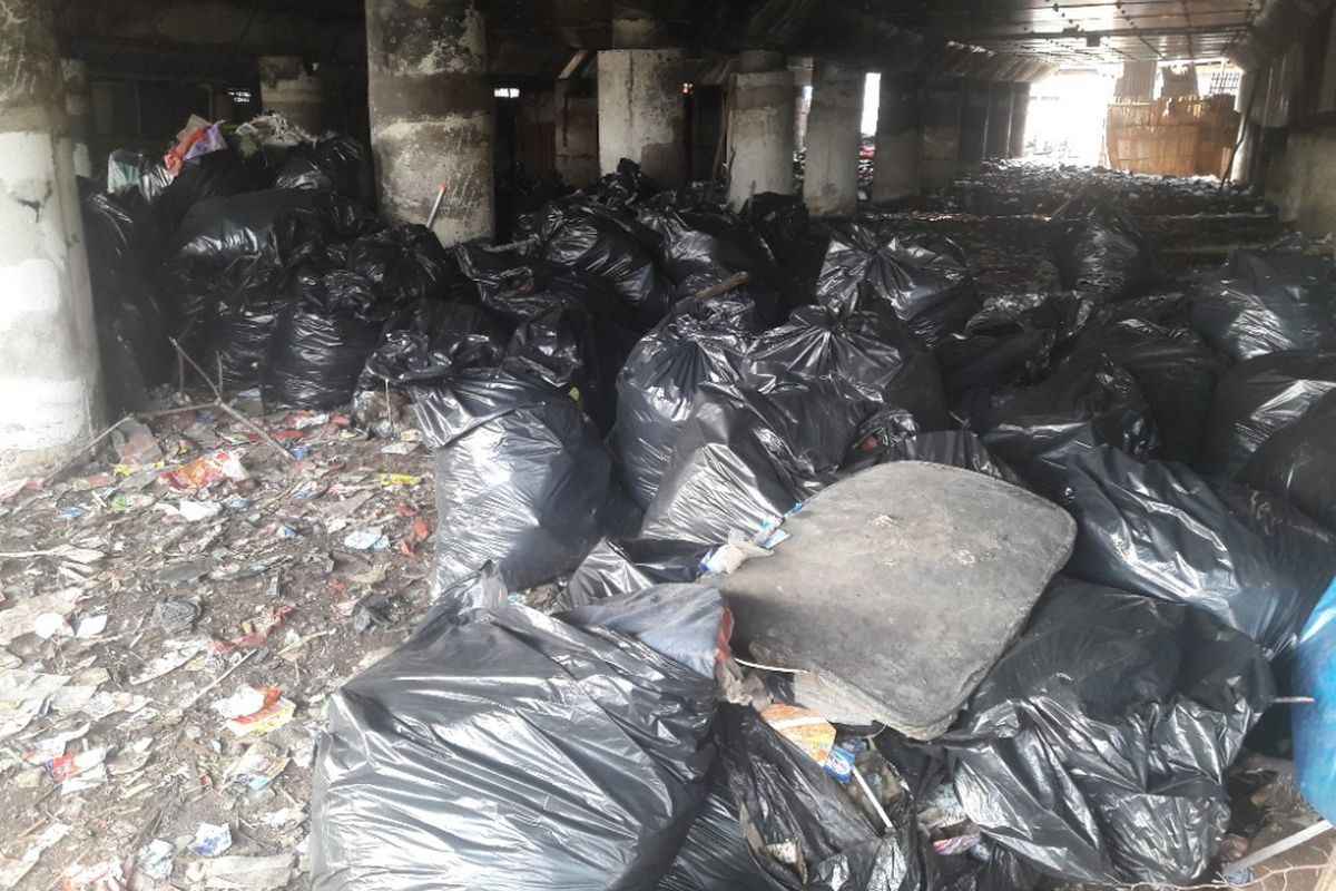 Sampah-sampah yang memenuhi kolong Tol Pelabuhan sudah mulai diangkut pada Kamis (19/4/2018). Terlihat kantung-kantung sampah berukuran besar siap diangkut menuju TPS terdekat.