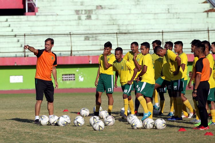 Pelatih Persebaya Surabaya, Wolfgang Pikal memimpin latihan.