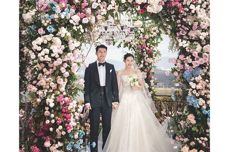 Foto resmi dari pernikahan pasangan aktor Hyun Bin dan aktris Son Ye Jin akhirnya dirilis.