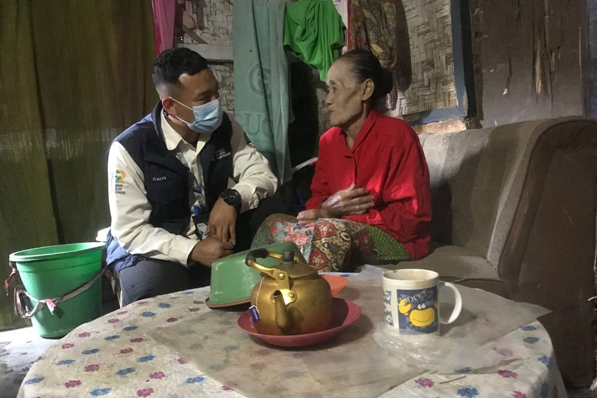 Anggota Jabar Quick Respons saat menemui Mak Esih, warga prasejahtera yang tinggal di sebuah gubuk reyot di Jalan Baturengat, Kelurahan Cigondewah Kaler, Kecamatan Bandung Kulon, Kota Bandung, Jawa Barat.