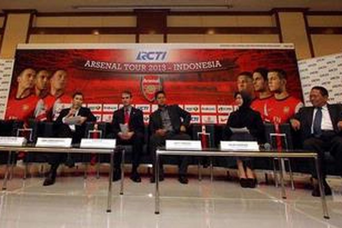 CEO MNC Group Hary Tanoesoedibjo, Chief Commercial Officer Arsenal FC Tom Fox, Presiden Direktur M-Pro Sports and Entertainment Raja Sapta Oktohari, Managing Director RCTI Kanti Mirdiati, dan Sekjen PSSI Halim Mahfudz (kiri-kanan), menerima jersey dari Arsenal dalam acara konferensi pers kunjungan Arsenal ke Indonesia, di Jakarta, Selasa (29/1/2013). Klub papan atas Liga Inggris Arsenal akan mengadakan tur ke Indonesia pada tanggal 13-14 Juli 2013 mendatang. 
