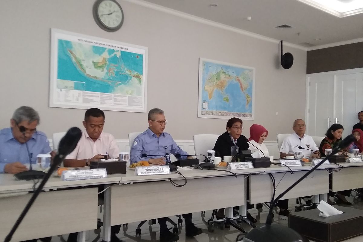  Direktur Utama Pertamina Nicke Widyawati bersama KKP dalam konferensi pers perkembangan penanggulangan minyak mentah di lepas pantai Utara Jawa di Jakarta, Kamis (1/8/2019)