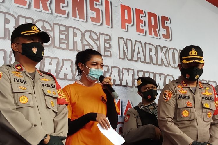 Selebgram Millen Cyrus menangis dalam jumpa pera penangkapan terkait narkoba di Polres Pelabuhan Tanjung Priok, Jakarta Utata, Senin (23/11/2020).