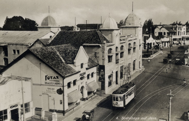 Trem listrik melintas di Jalan Gemblongan, tepatnya depan Hotel Yamato (sekarang Hotel Majapahit), Fotax Fotografisch Magazijn, dan Atelier di sisi kiri. Foto diambil tahun 1938.