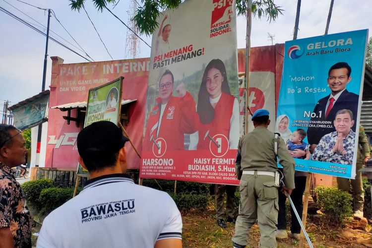 Bawaslu beserta tim gabungan menertibkan alat peraga kampanye (apk) di perempatan Karangjati, Blora, Jawa Tengah, Jumat (17/11/2023)