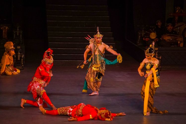 Sendratari Ramayana atau Ramayana Ballet menceritakan perjalanan Rama menyelamatkan Sinta yang diculik Rahwana.