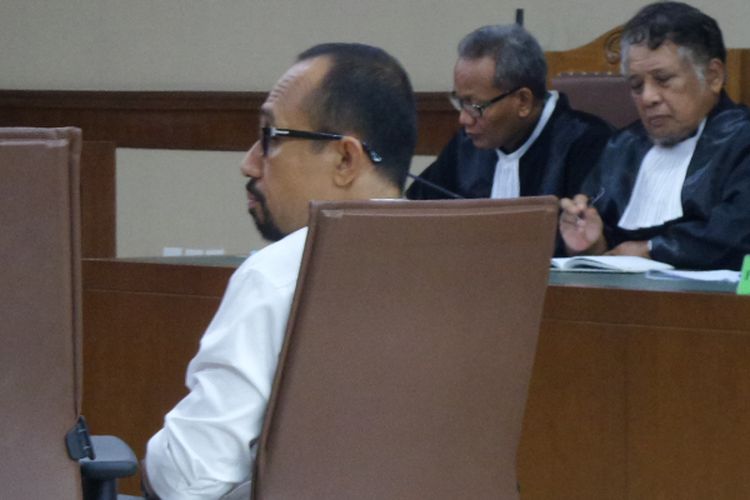 Politisi PAN, Andi Taufan Tiro, mendengarkan pembacaan surat tuntutan di Pengadilan Tipikor Jakarta, Rabu (29/3/2017).