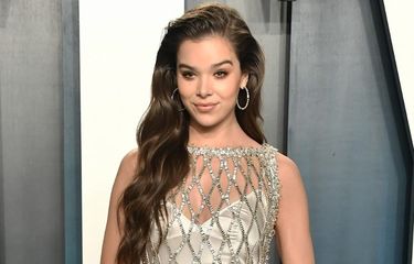 Aktris dan penyanyi Hailee Steinfeld menghadiri 2020 Vanity Fair Oscar Party di Wallis Annenberg Center for the Performing Arts, Beverly Hills, California, pada 9 Februari 2020.