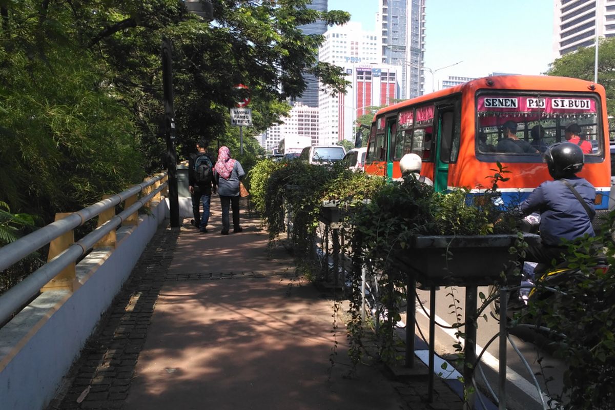 Jalur pejalan kaki di sepanjang Jalan Jendral Sudirman, Rabu (2/8/2017).