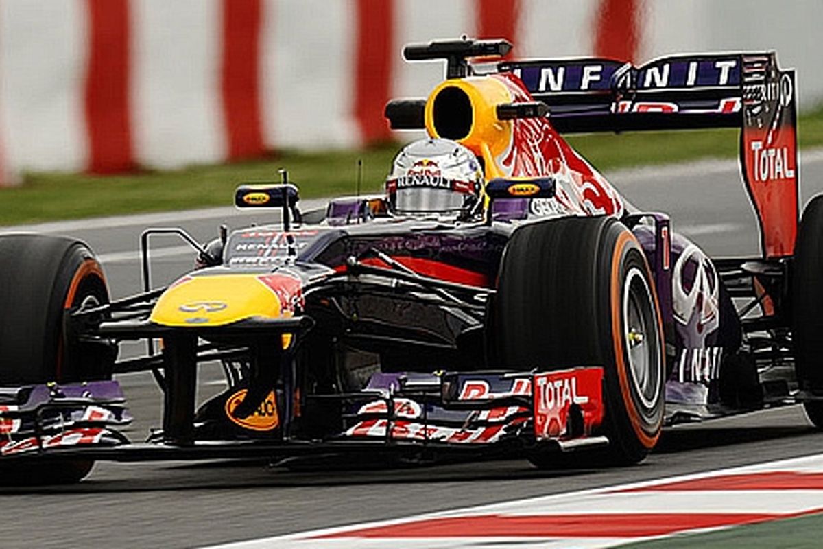 Vettel saat memasuki pit di latihan bebas GP Spanyol 2013