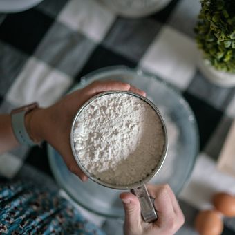 Baking soda memiliki banyak kegunaan, dari membersihkan perabotan hingga meredakan gatal-gatal kulit.