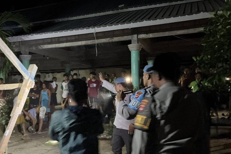 Aparat Kepolisian Polres Lombok Barat, mengamankan situasi paska perusakan sebuah Ponpes di Sekotong, Lombok Barat, Rabu (9/5/2024), dipicu oleh dugaan kekerasan seksual pimpinan Ponpes pada 5 santriwati.