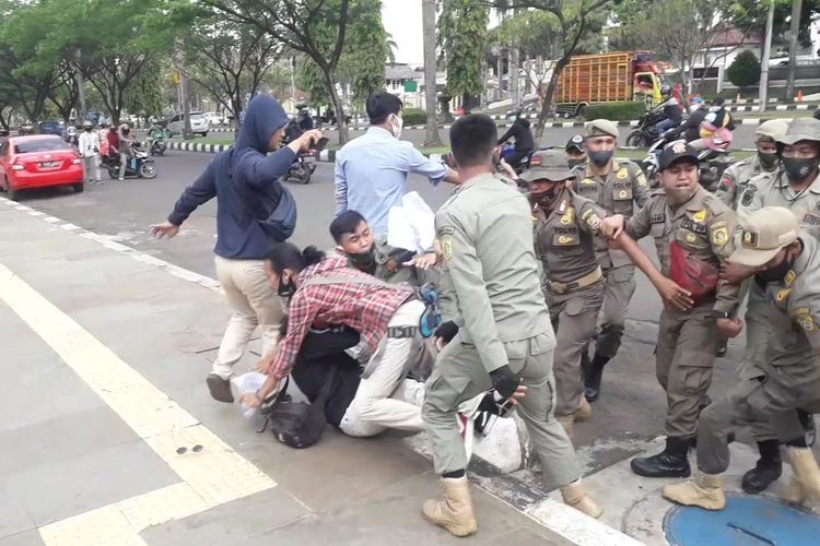 Sejumlah mahasiswa mengalami kekerasan oleh aparat keamanan saat melakukan aksi unjuk rasa 
di depan gerbang Kantor Bupati Bogor, Jalan Tegar Beriman, Kecamatan Cibinong, Kabupaten Bogor, Jawa Barat, pada Kamis (17/9/2020) sore kemarin.