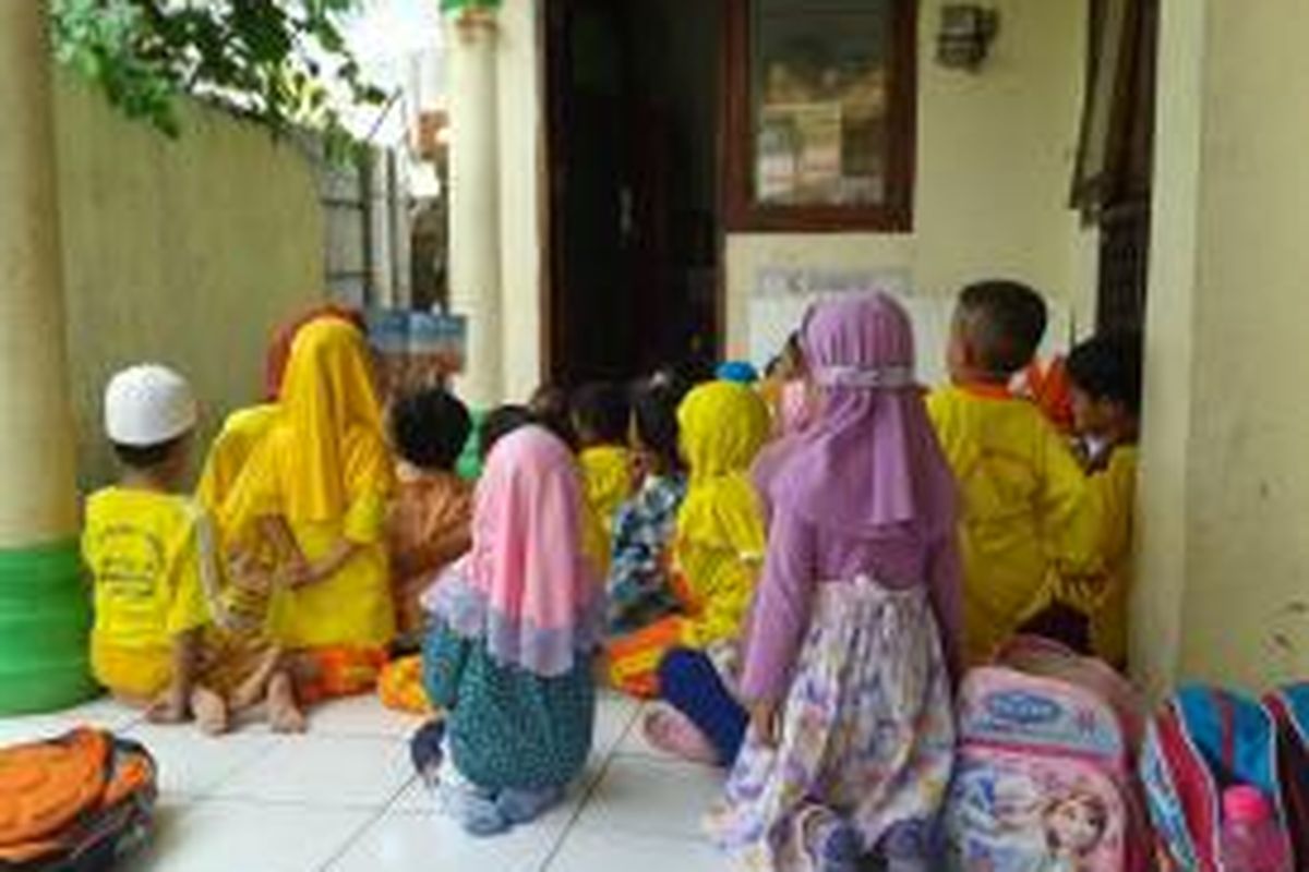 Siswa-siswa PAUD Sekolah Master belajar di teras masjid karena tidak memiliki ruang kelas, Senin (14/9/2015).