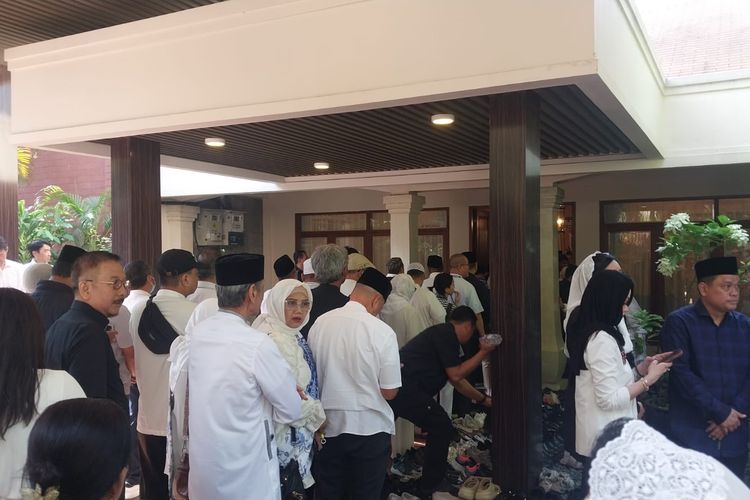 Pelayat Mulai Berdatangan ke Kediaman Rachmat Gobel