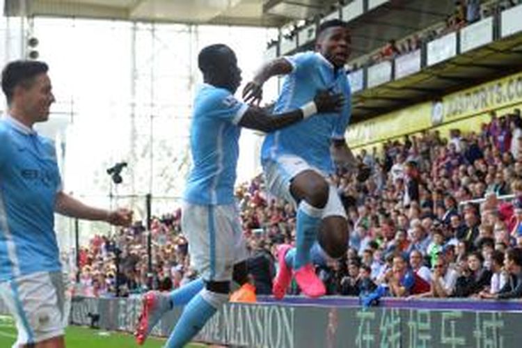 Striker Manchester City, Kelechi Iheanacho (kanan) saat merayakan golnya ke gawang Crystal Palace, di Stadion Selhurst Park, Sabtu (12/9/2015). 