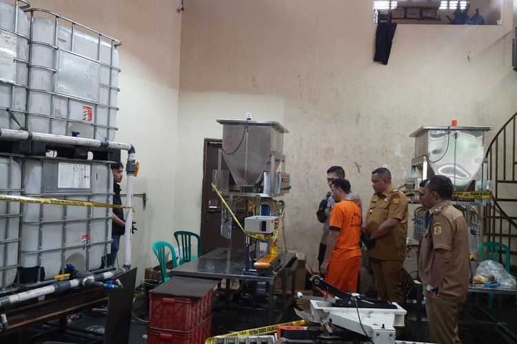 Polisi menggeledah sebuah pabrik rumahan minyak goreng curah ilegal di Desa Cijujung, Kecamatan Sukaraja, Kabupaten Bogor, Jawa Barat, Senin (10/3/2025). Dalam penggeledahan itu, polisi menemukan 400 dus berisi 4.800 bungkus atau liter minyak goreng yang dikemas ulang dengan merek Minyakita.