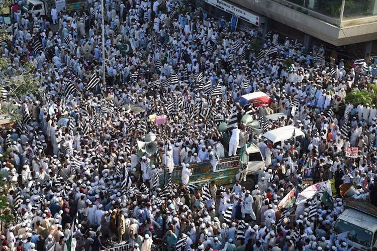 Muslim di Pakistan menggelar demo menentang pemerintahan Myanmar atas perlakuan terhadap Muslim Rohingnya. Demo digelar di Karachi pada 8 September 2017.