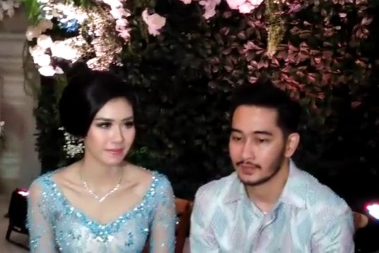 Syahnaz Sadiqah dan Jeje Govinda usai menggelar lamaran di kediaman kakak Syahnaz, Raffi Ahmad, di Green Andara Residences, Jakarta Selatan, Minggu (12/11/2017). 