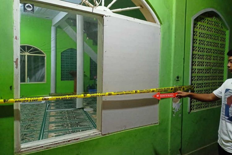 Tim Identifikasi Polresta Tasikmalaya, Jawa Barat, memeriksa lokasi kejadian perusakan kaca masjid oleh pemuda mabuk tanpa alasan jelas di Kecamatan Cipedes, Kota Tasikmalaya, Rabu (30/8/2023) malam.