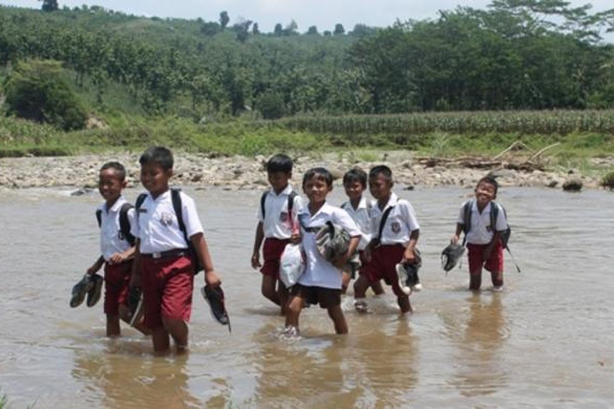 Anak-anak saat mau berangkat sekolah.