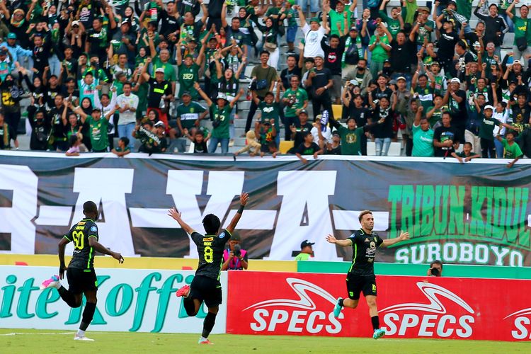 Pemain Persebaya Surabaya Ze Valente selebrasi usai menjebol gawang Borneo FC saat laga pekan ke-11 Liga 1 2023-2024 yang berakhir dengan skor 2-1 di Stadion Gelora Bung Tomo Surabaya, Minggu (3/9/2023) sore.