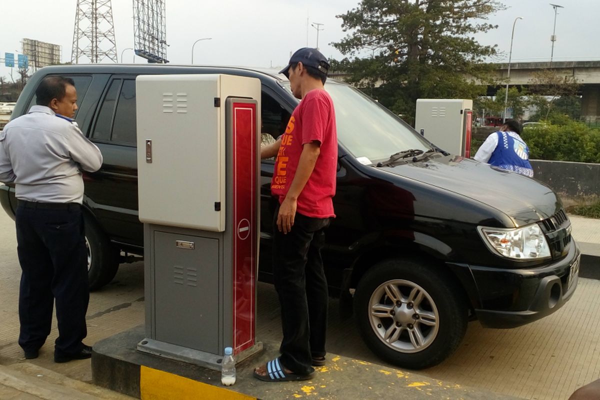 Petugas menjelaskan kepada pengunjung RPTRA Kalijodo cara mengoperasikan gate parking yang baru dioperasi di tempat itu hari ini, Senin (8/5/2017).