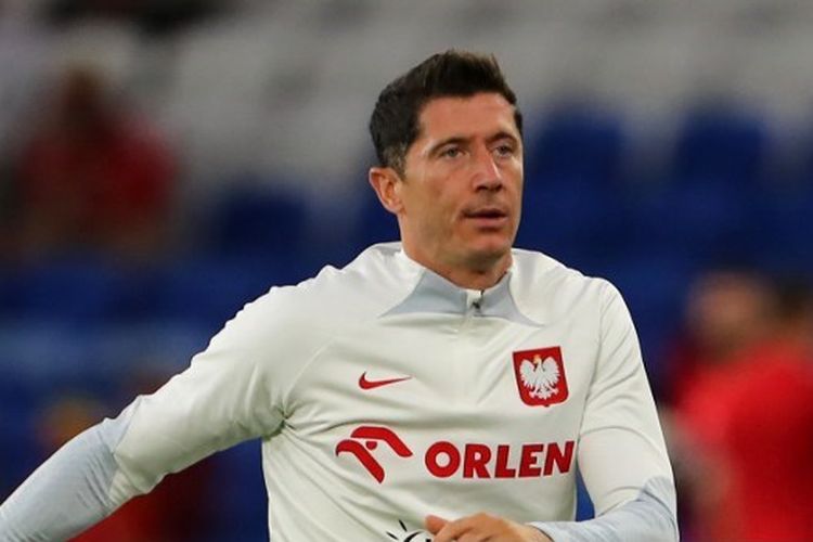 Penyerang timnas Polandia Robert Lewandowski melakukan pemanasan menjelang laga lanjutan UEFA Nations League kontra Wales di Stadion Cardiff City, 25 September 2022. Terkini, Lewandowski berangkat ke Qatar untuk tampil di Piala Dunia 2022 dengan dikawal dua jet tempur.