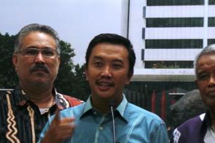 Menteri Pemuda dan Olahraga (Menpora), Imam Nahrawi, didampingi Mantan Ketua Umum PSSI, Djohar Arifin (kanan), dan  Staf Ahli Menpora, Faisal Abdullah (kiri), memberikan keterangan pers di Kantor Kemenpora, Selasa (23/6/2015). 