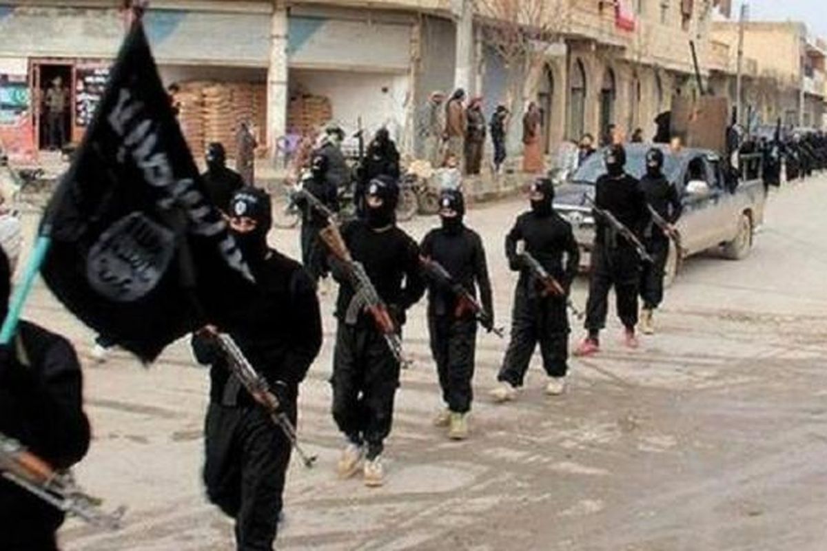 Pasukan ISIS berpawai di Raqqa, Suriah.