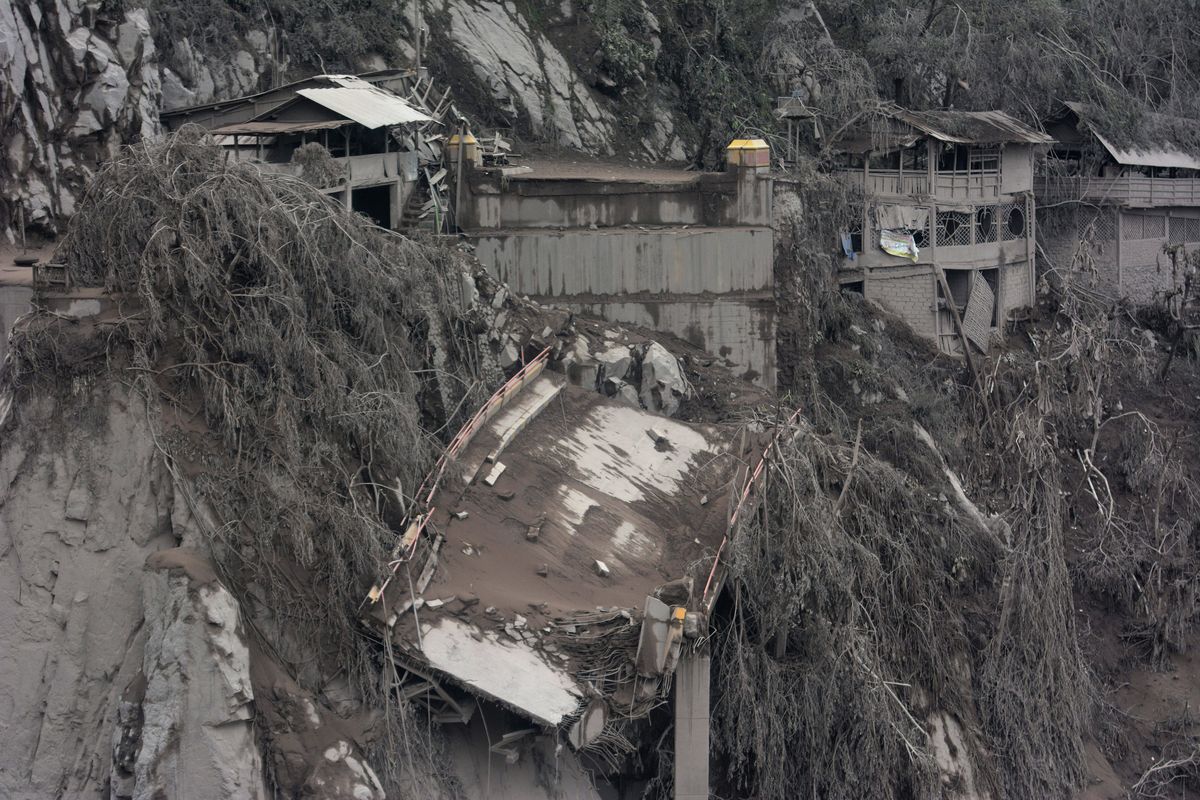 Kondisi Jembatan Besuk Koboan atau Geladak Perak yang putus akibat terjangan guguran awan panas Gunung Smeru di Pronojiwo, Lumajang, Jawa Timur, Senin (6/12/2021). Sejumlah permukiman warga di wilayah Lumajang tertimbun material guguran awan panas yang juga memutus jembatan Besuk Koboan. ANTARA FOTO/Seno/aww.