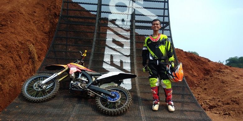 Agha Riansyah Putranto berfoto di atas rintangan atau handicap 5 meter Quarter Pipe Ramp FMX di Sirkuit Powertrack, Bumi Serpong Damai, Tangerang, Banten, Selasa (15/5/2018).