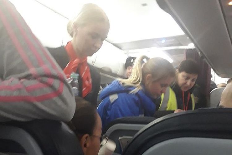 Sebuah gambar memperlihatkan suasana dalam kabin pesawat maskapai Ural Airlines asal Rusia yang harus mendarat darurat setelah penumpangnya dilaporkan mengalami sakit misterius.