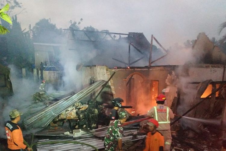 Proses pemadaman kebakaran rumah di Desa Bakalan, Kecamatan Bululawang, Kabupaten Malang, Selasa (13/6/2023)
